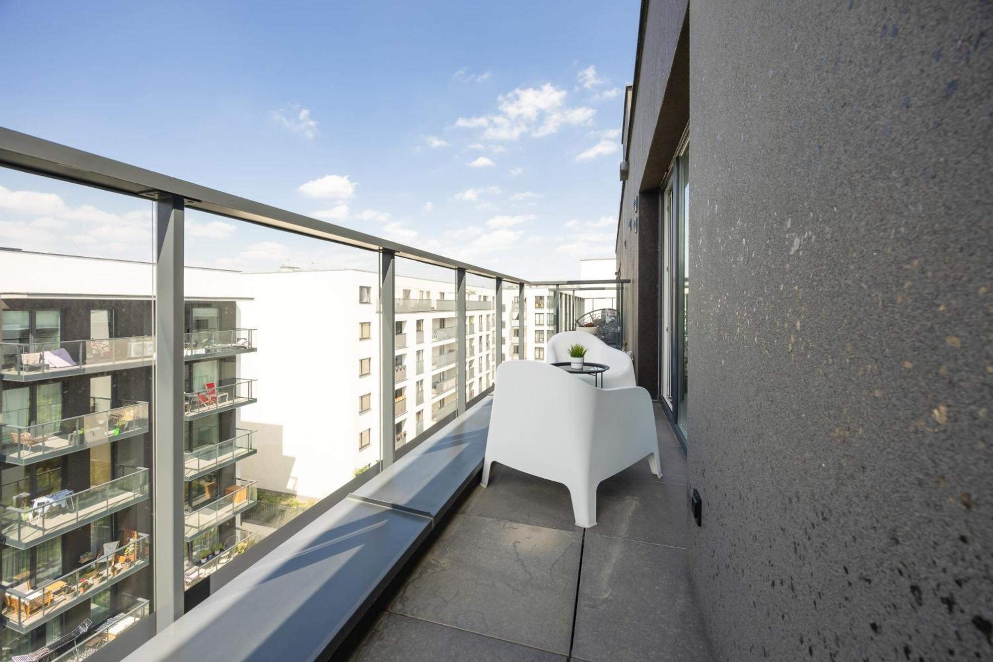 Modern & Stylish With Balcony By Renters Apartament Warszawa