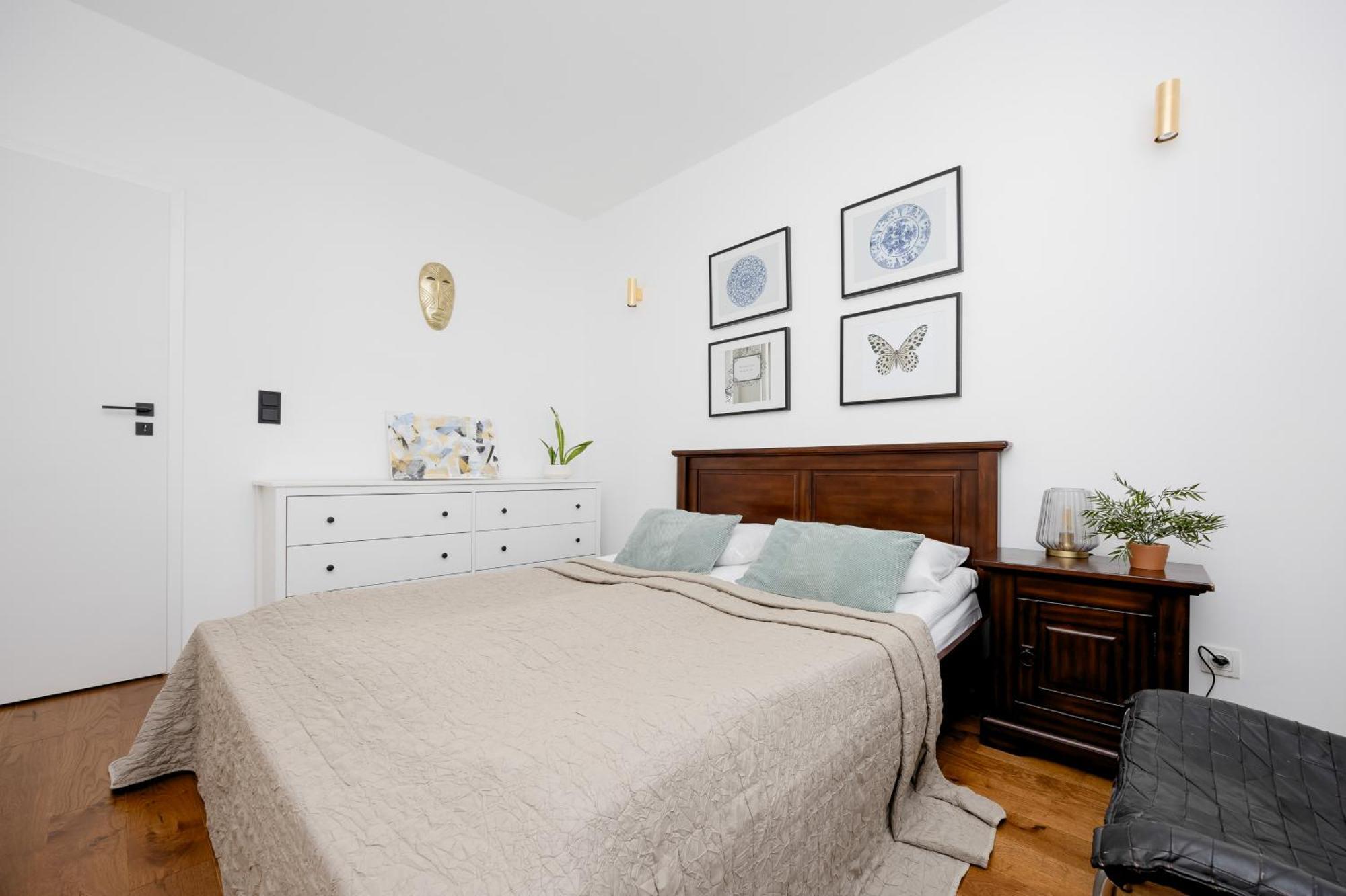 Modern & Stylish With Balcony By Renters Apartament *