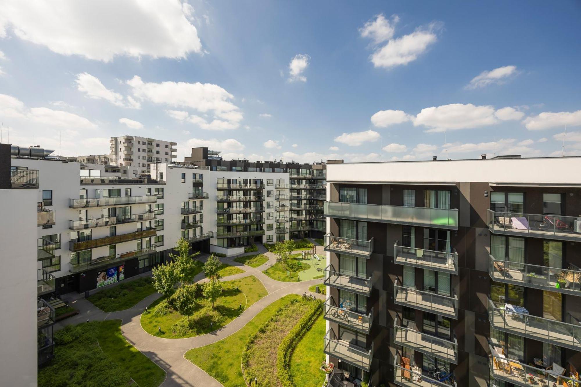Modern & Stylish With Balcony By Renters Apartament *