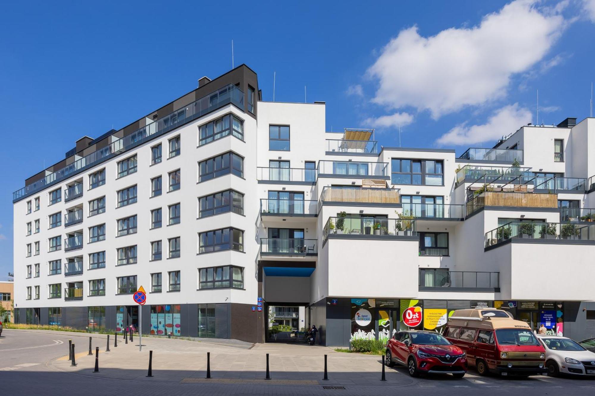 Modern & Stylish With Balcony By Renters Apartament