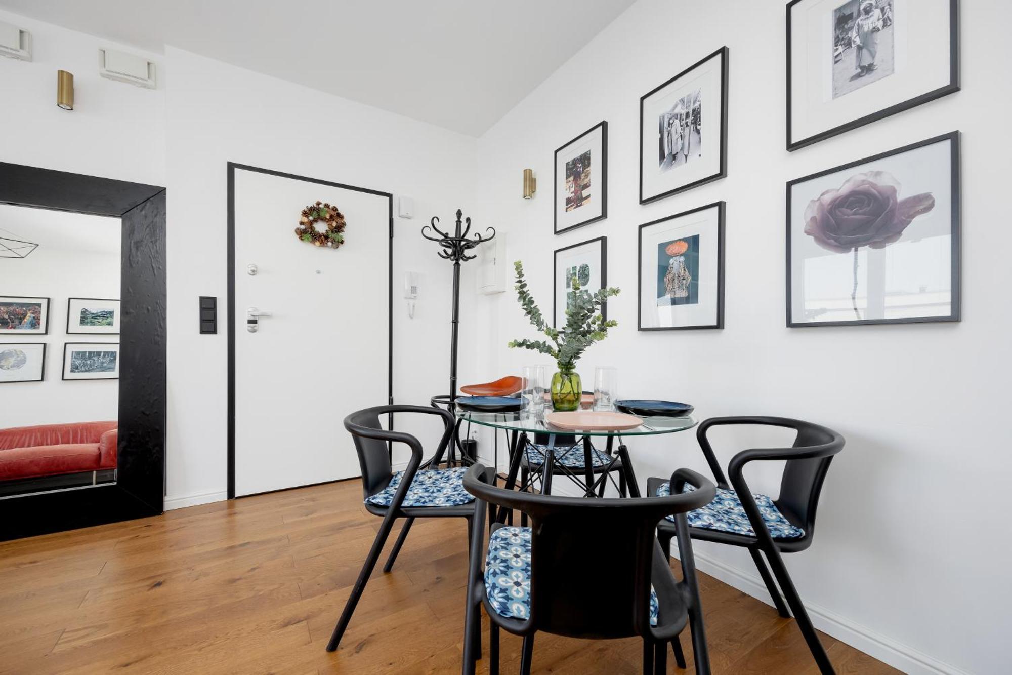 Modern & Stylish With Balcony By Renters Apartament Warszawa
