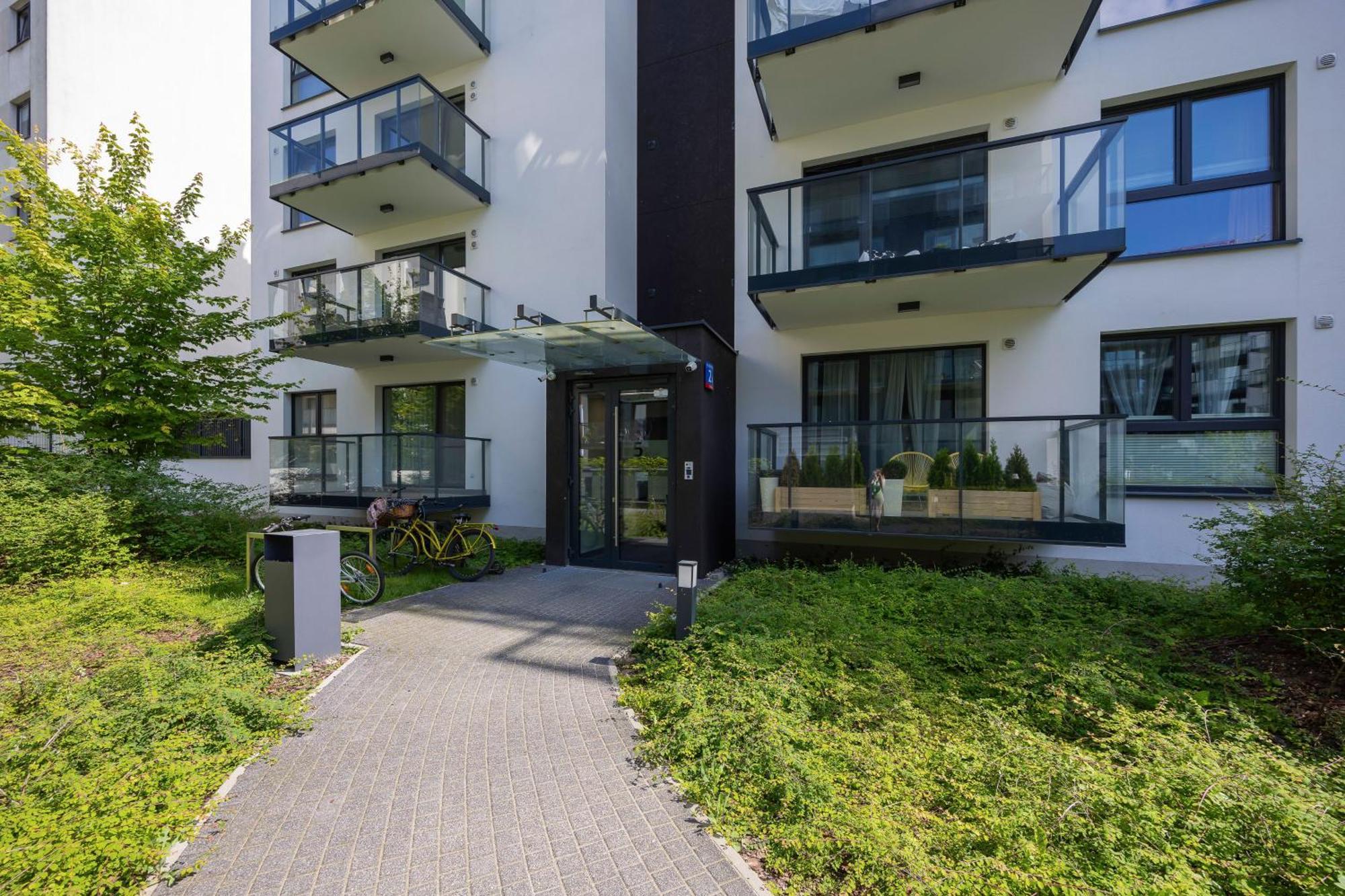 Modern & Stylish With Balcony By Renters Apartament *